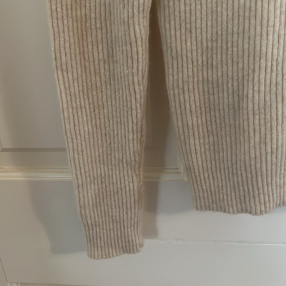 100% cashmere turtleneck from Scotland. It’s a large but runs like a medium - Picture 4 of 6